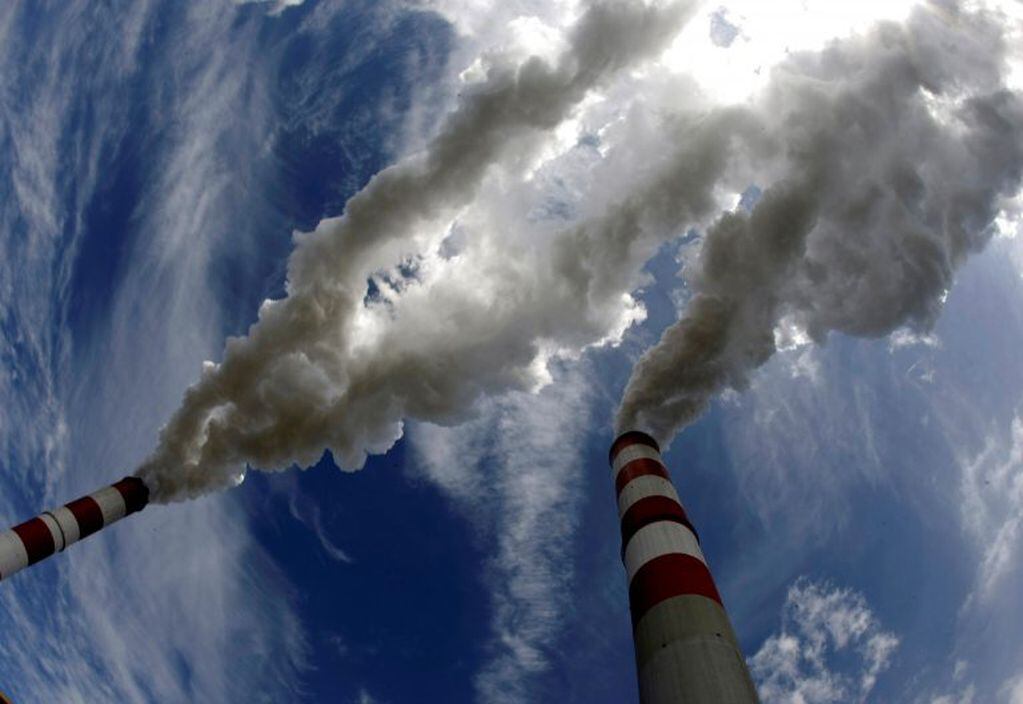FILE PHOTO: Smoke billows from the chimneys of Belchatow Power Station, Europe's biggest coal-fired power plant, in this May 7, 2009 file photo. The lignite-fired power plant in Belchatow, European Union's biggest polluter, will need to buy up to 20 million tonnes of CO2 emission permits by 2013, its chief Jacek Kaczorowski told Reuters on August 21, 2009. The plant released the equivalent of nearly 31 million tonnes of carbon dioxide into the atmosphere last year, topping by 4 million tonnes its EU-set ceiling as part of the bloc's attempts to curb global warming. To match Interview POLAND-BELCHATOW/    REUTERS/Peter Andrews/Files  (POLAND POLITICS ENVIRONMENT ENERGY BUSINESS) - GM1E58M0BKI01/File Photo   chimeneas contaminacion atmosferica