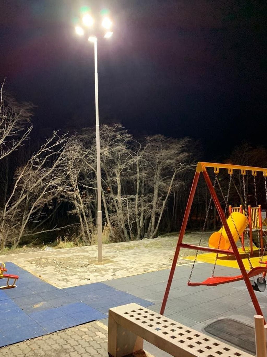 Nuevas luminarias en el camino que conecta el Parque Recreativo "Hernán Schulz" y el Playón deportivo Ushuaia