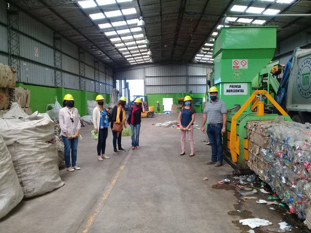 Integrantes del grupo CREA (Consorcio Regional de Experimentación Agrícola) de Tres Arroyos visitaron el Predio de Tratamiento y Disposición Final de Residuos donde funciona la Planta de Separación de Residuos.