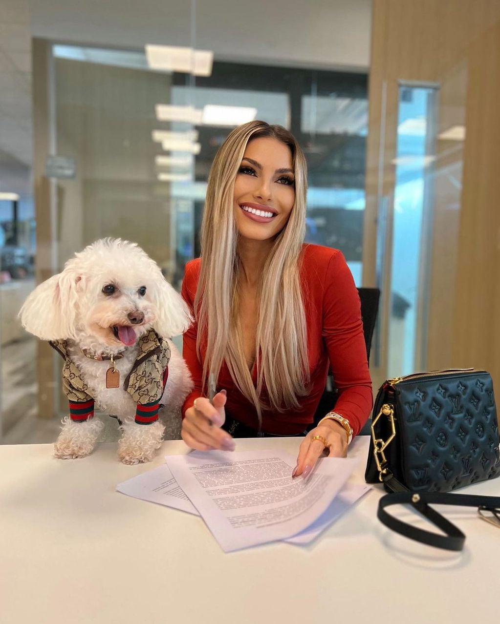 Paris, el perro de Fernanda también firmó contrato.