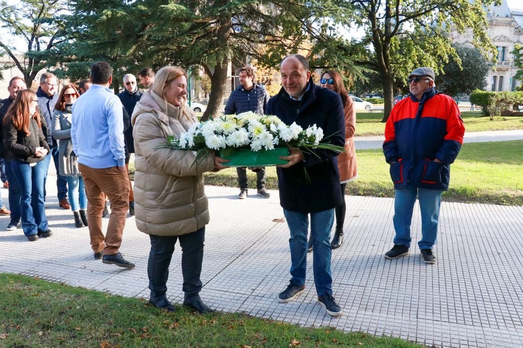 140º aniversario de Tres Arroyos: entrega floral al monumento de Dardo Rocha