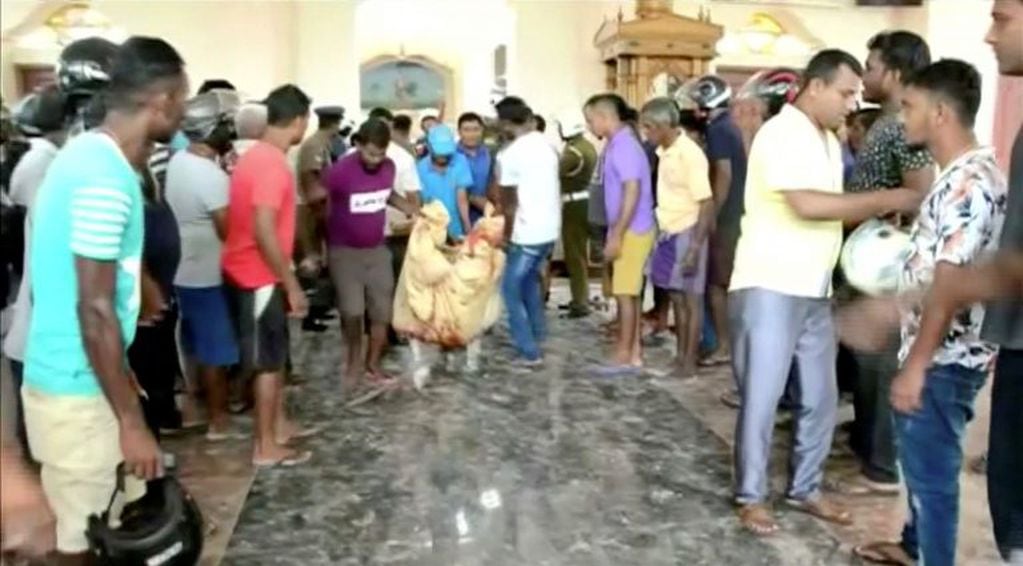 Una sucesión de seis fuertes explosiones en tres iglesias y tres hoteles de lujo causaron una matanza este domingo en Sri Lanka. (Reuters)