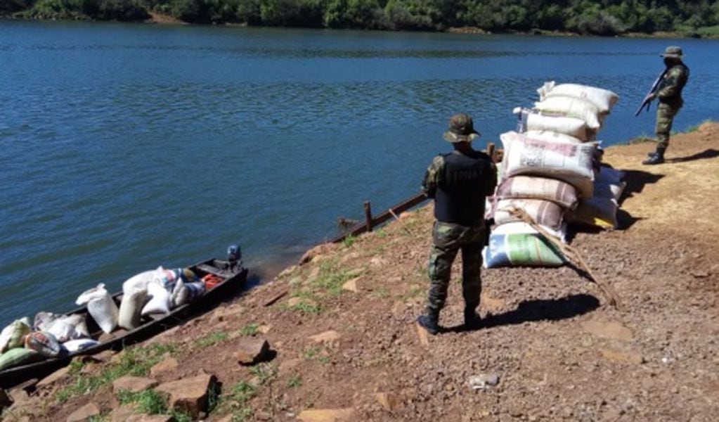 Prefectura Naval Argentina secuestró cargamento de soja ilegal en El Soberbio.