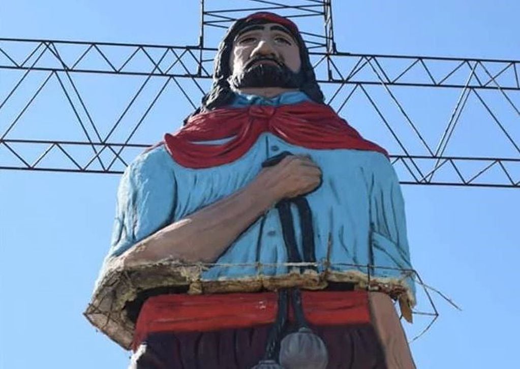 Monumento gigante del Gauchito Gil en Corrientes.