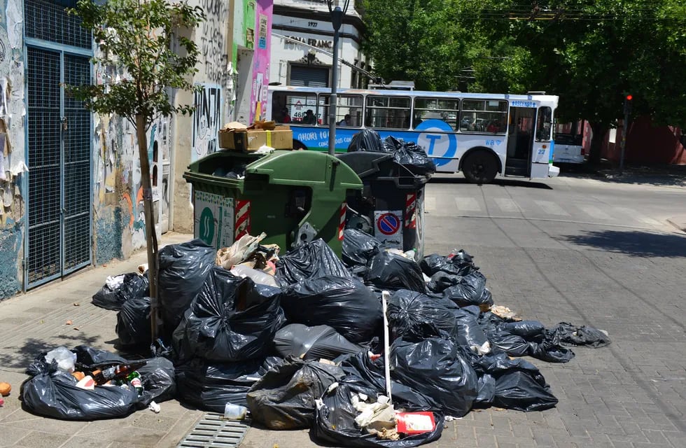 Las calles de Córdoba se colmaron de basura tras el fin de semana largo (José Hernández)