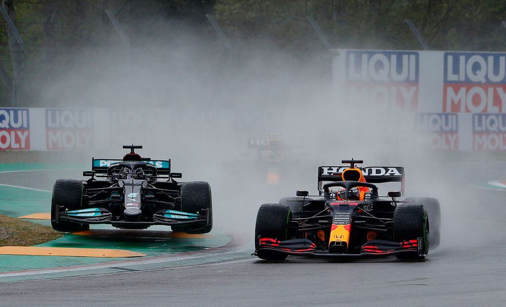Verstappen y Hamilton, durante la primera vuelta, en la que el holandés tomó la punta de la competencia.