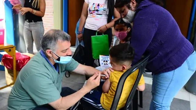 Vacunación pediátrica en el CPC Argüello, Córdoba