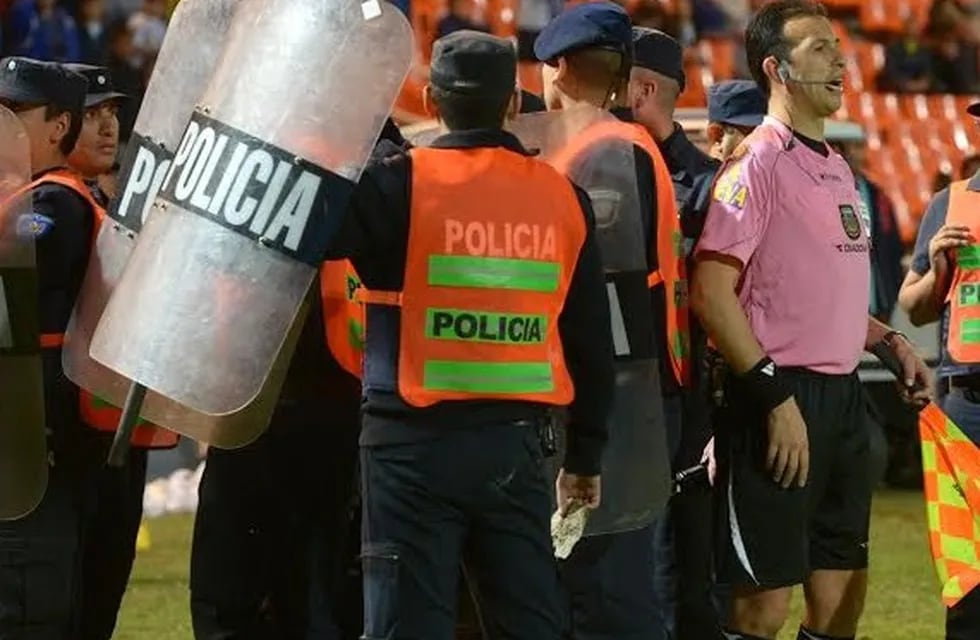 La Liga Mendocina de Fútbol dispuso, que los árbitros de Primera División, inferiores e infantiles tendrán custodia policial ante los hechos de violencias se vienen registrando.