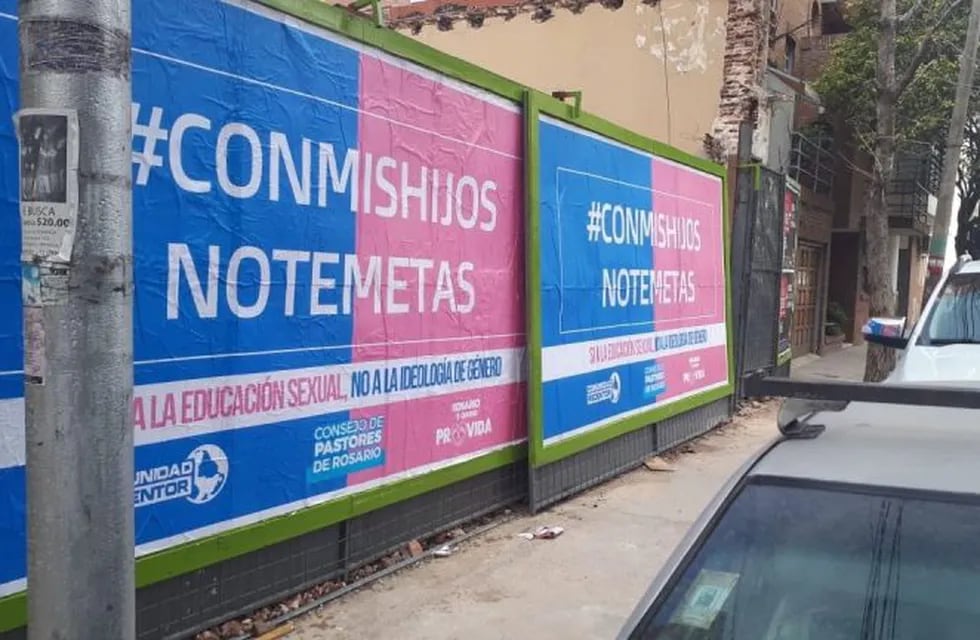 La ciudad amaneció empapelada con afiches con la leyenda Con mis hijos no te metas.