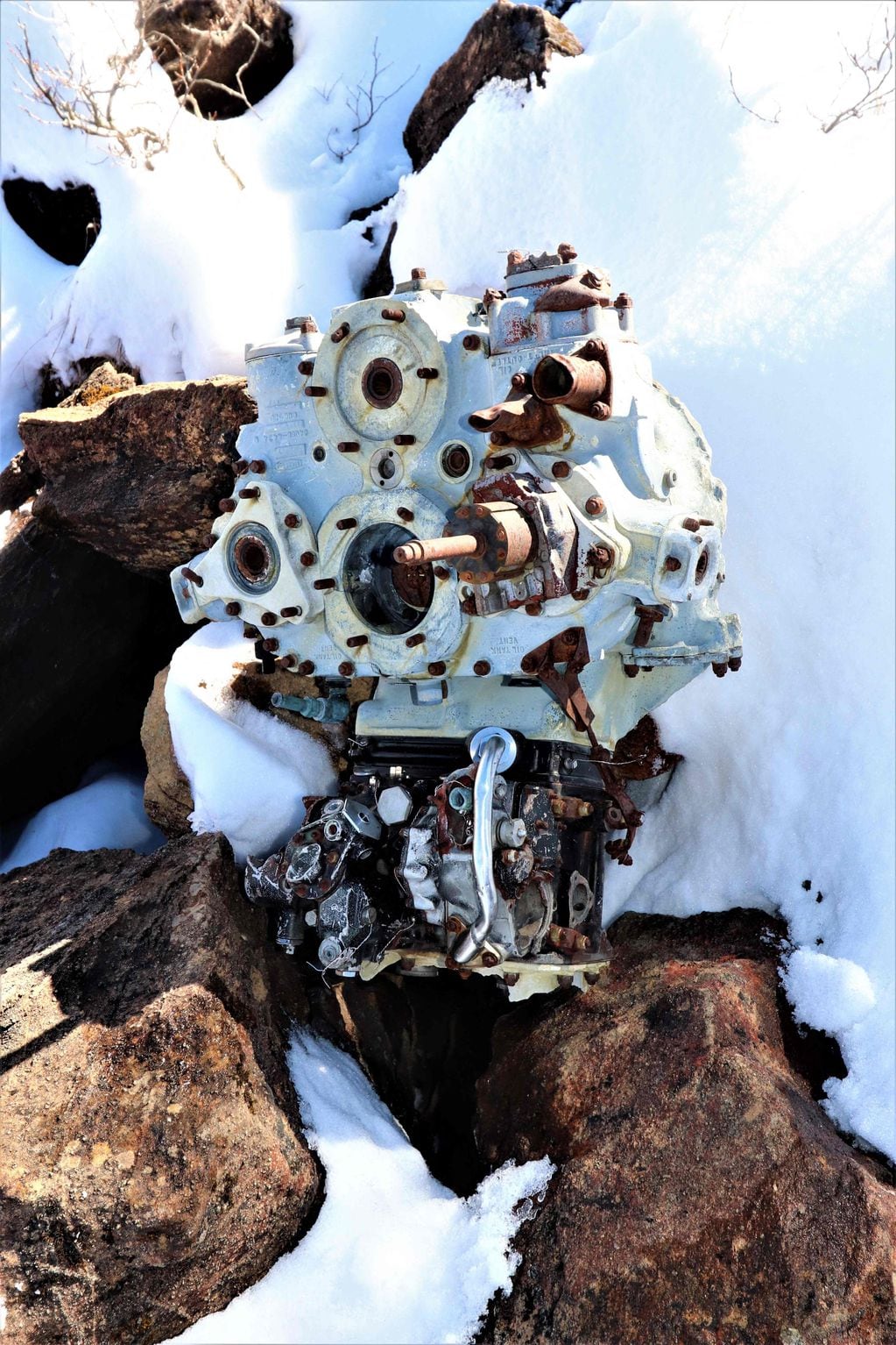 Los restos del avión C-46 de la Segunda Guerra Mundial en la ladera de una montaña del Himalaya, cubierta de nieve.