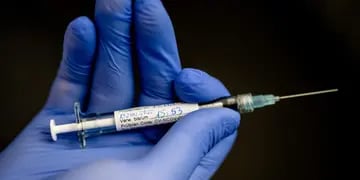 Vacuna. Aztrazeneca explicó que la vacuna prepa el sistema inmunitario para neutralizar el virus SARS-CoV-2. (DPA)