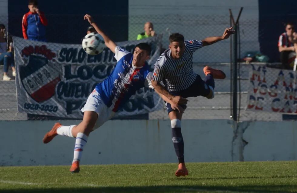 Rosario fue goleado 3 a 0 ante Libertad.
