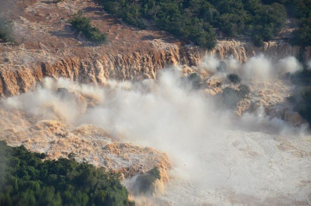 Imagen de junio de 2014 con el nivel del Iguazú al tope 30 veces mayor al caudal habitual. Por encima de los 1.500 metros cúbicos por segundo. Fotografía cedida por la Administración de Parques Nacionales (APN) de las cataratas de Iguazú, el 9 de junio de 2014. Agencia EFE/ Administración de Parques Nacionales (APN)