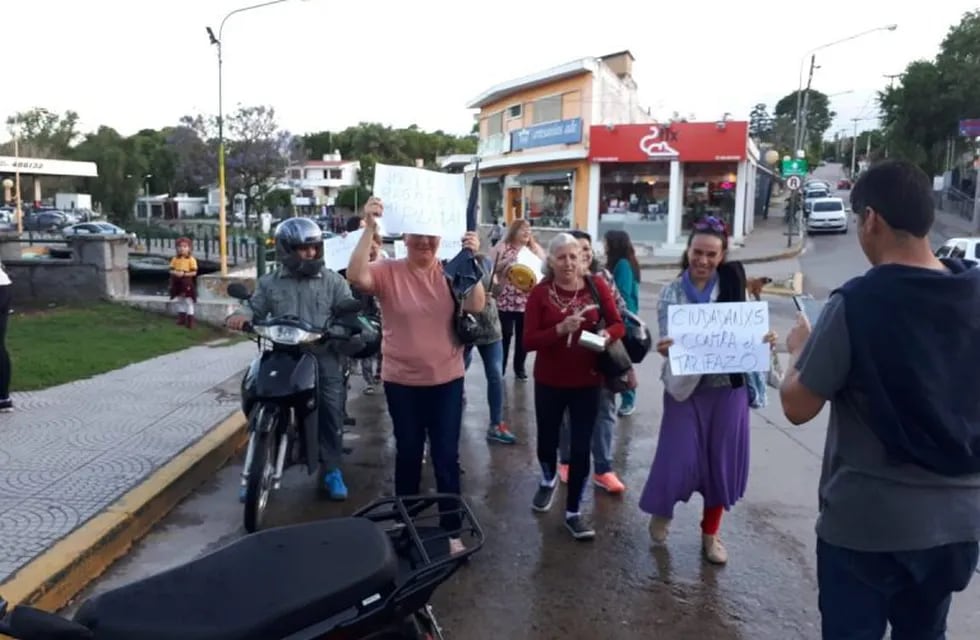 El grupo Ciudadanos contra el tarifazo se movilizó nuevamente por las calles de Unquillo.