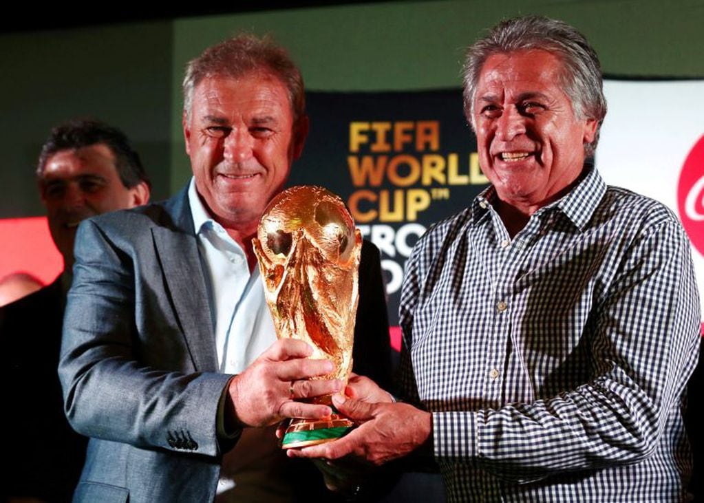 Nery Pumpido y el "Pato" Fillol, campeones del mundo en México 86 y Argentina 78 respectivamente. REUTERS/Marcos Brindicci