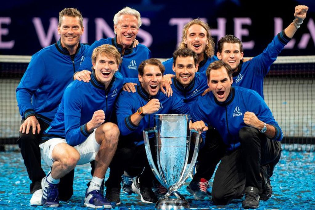 El Equipo Europeo compuesto (abajo) por Alexander Zverev, Rafael Nadal, Roger Federer, (arriba) por Dominic Thiem, Stefanos Tsitsipas, Fabio Fognini, además de sus capitanes Bjorn Borg yThomas Enqvist, celebra la Laver Cup (ROMAIN LAFABREGUE / AFP)