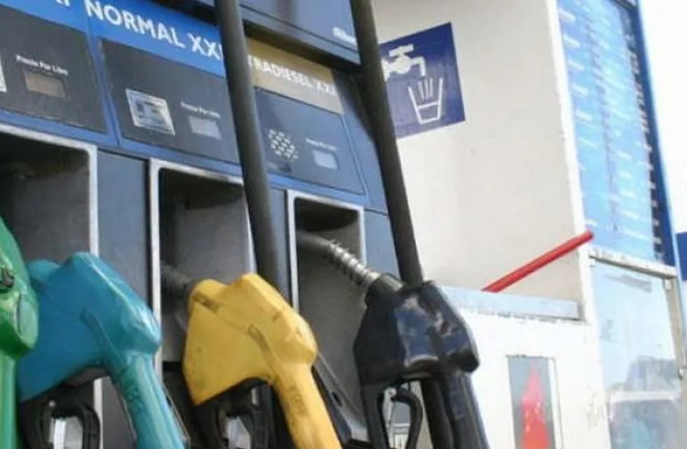 Desde la madrugada de este lunes YPF bajó un 3,2% el precio en todos sus combustibles a nivel nacional. (Web)
