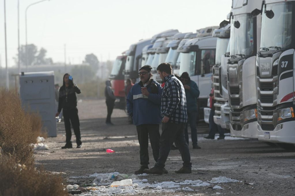Camioneros aguardan en Uspallata la apertura del Paso Cristo Redentor. /Ignacio Blanco- Los Andes