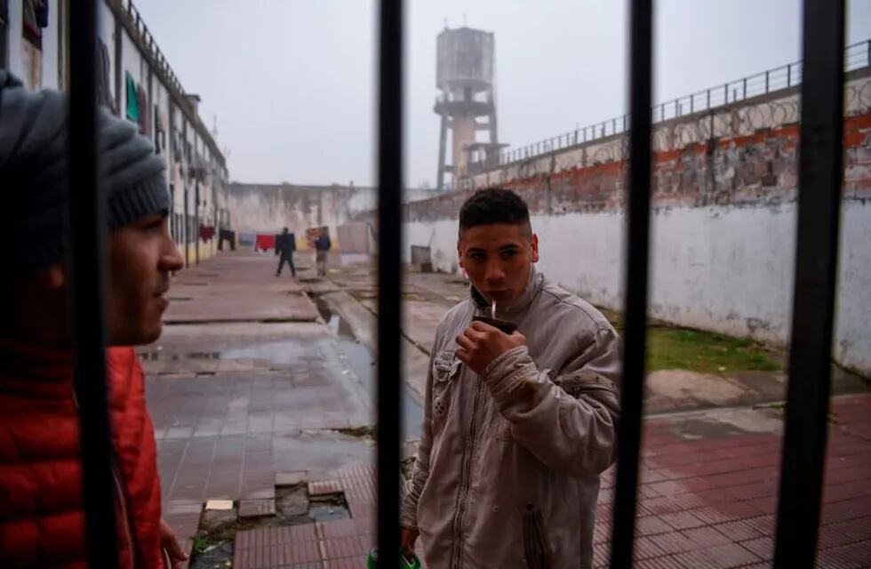 Inmates share a mate -typical herbal infusion- at the Unidad Penitenciaria N° 9 of La Plata, a prison outside of Buenos Aires, Argentina, on June 30, 2018. / AFP PHOTO / EITAN ABRAMOVICH  carcel la plata  Unidad Penitenciaria N ° 9 carcel prision recorrida por el interior del penal