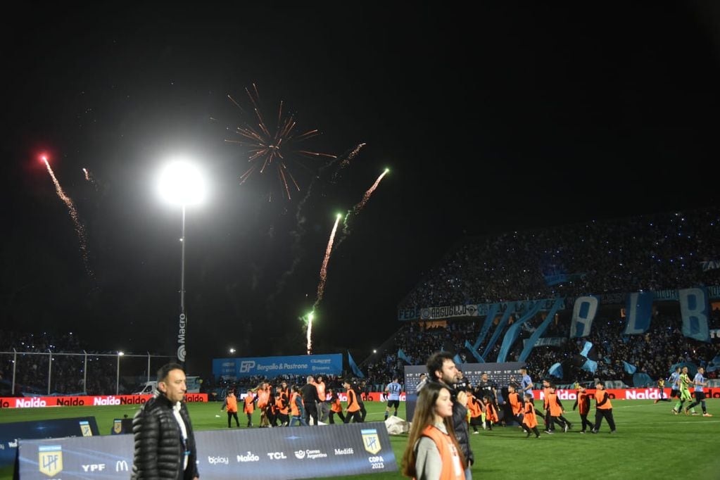 El recibimiento a Belgrano en su debut en el torneo. (Facundo Luque / La Voz).
