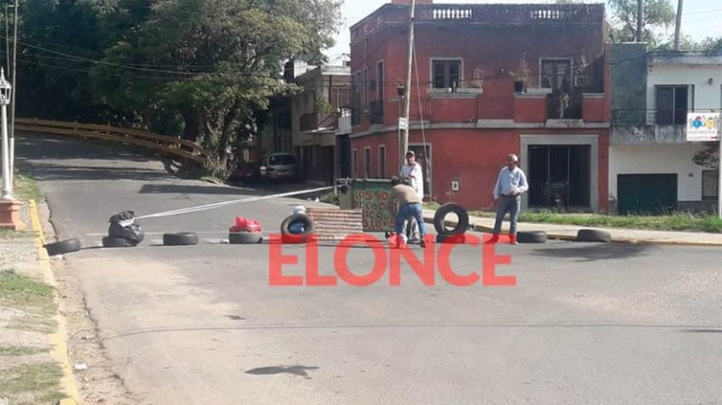 Miembros de Coceramic cortaron la Bajada de los Vascos en Paraná por tiempo indeterminado. Fotos: El Once.