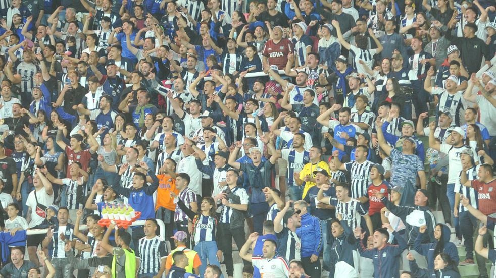 El aliento de los hinchas de Talleres en la inolvidable noche del regreso: la del 11 de octubre de 2021 en el Kempes. Talleres venció 2-0 a Atlético Tucumán por la Liga Profesional. (Javier Ferreyra)