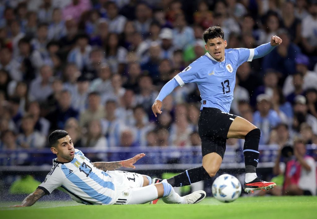 Cristian Romero, defensor cordobés de la selección argentina, en el partido ante Uruguay, por las eliminatorias sudamericanas. (Fotobaires)