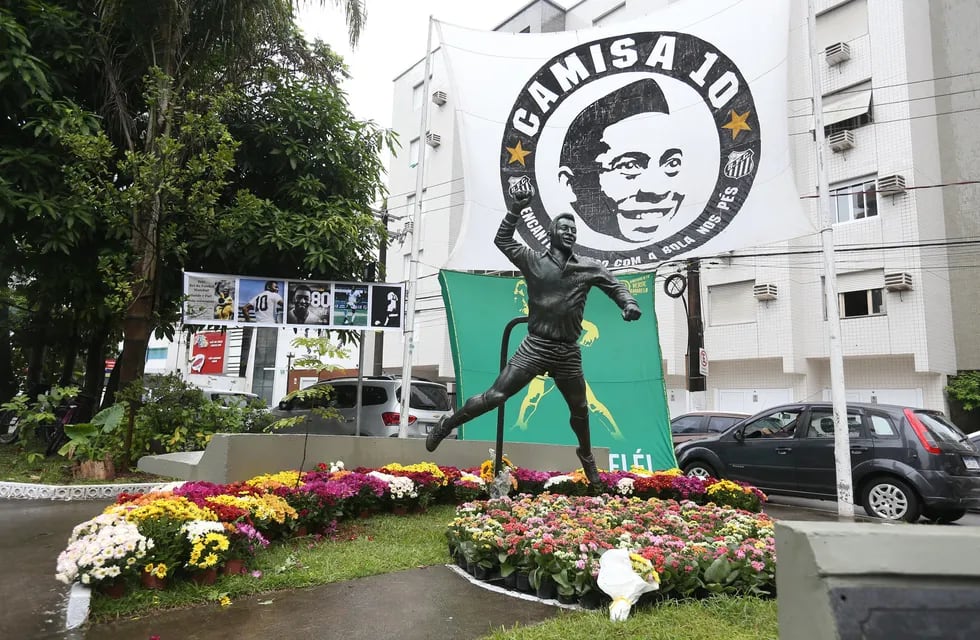 Fotografía de la estatua de Pelé en la ciudad de Santos.