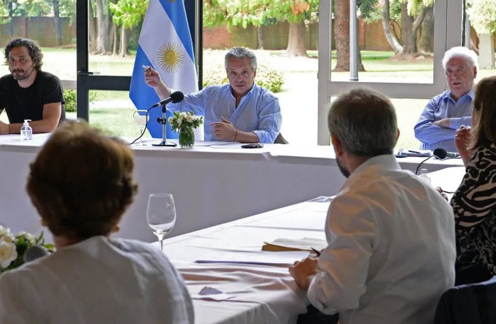 Handout photo released by Argentina's Presidency press office showing Argentine President Alberto Fernandez (C) flanked by Health Minister Gines Garcia and chief cabinet Santiago Cafiero (L) during an inter-ministerial meeting for an update on the coronavirus COVID-19 pandemic in Olivos, Buenos Aires outskirts, on March 29, 2020. - Together with the group of medical and scientific advisers, permanently consulting the evolution of the situation and the progress of the measures implemented, the government will decide on  the possibility of extending the quarantine. (Photo by Handout / Argentina's Presidency Press Office / AFP) / RESTRICTED TO EDITORIAL USE - MANDATORY CREDIT \