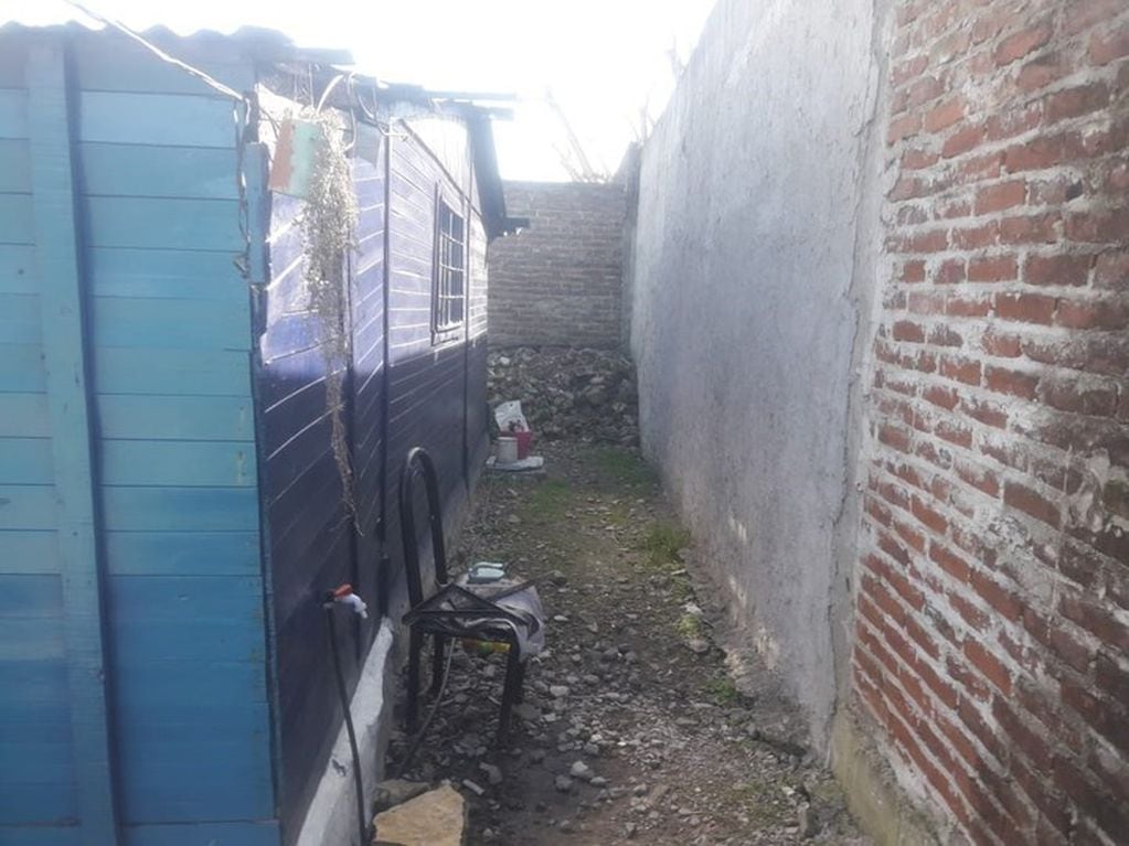 La casilla donde vivían los padres del bebé abandonado en Florencio Varela junto a sus dos hijos.