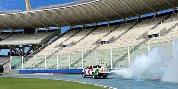 Por si los mosquitos: en la previa de Talleres fumigaron en el Kempes por el dengue.