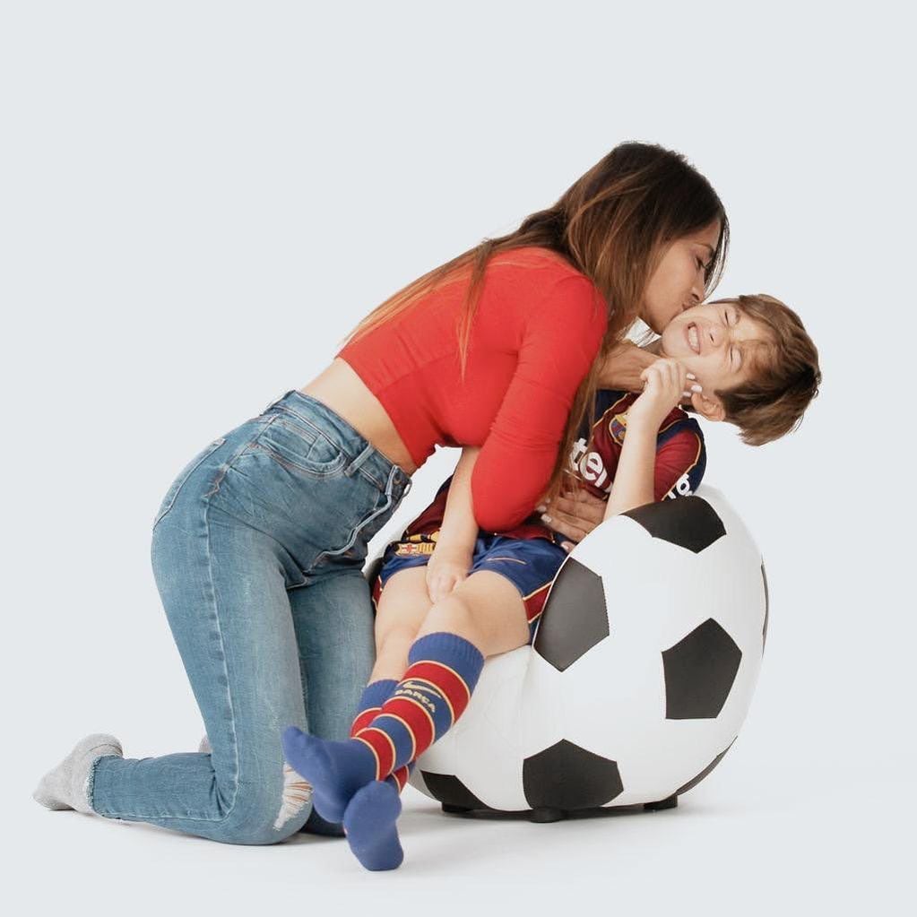 Antonela Roccuzzo llenando de besos a Thiago.