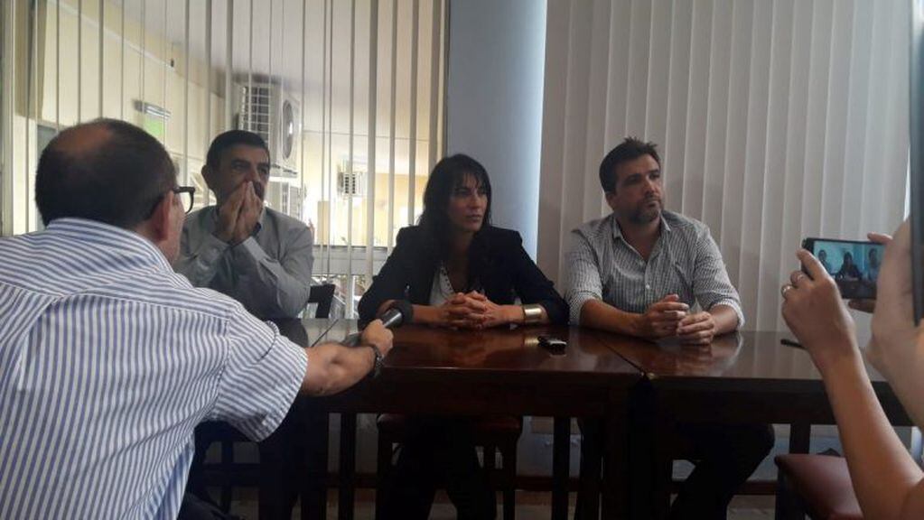 Walter Saieg, Natalia de la Sota y Facundo Torres, en conferencia de prensa. Alta Gracia.