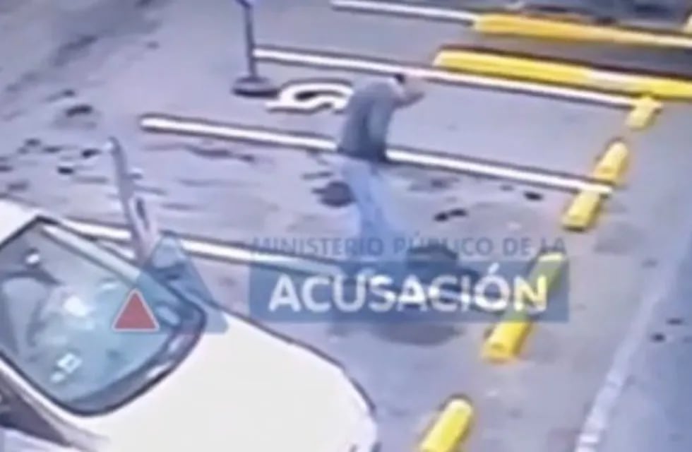 El momento en el que el jefe policial Valdés baja herido del auto (MPA)