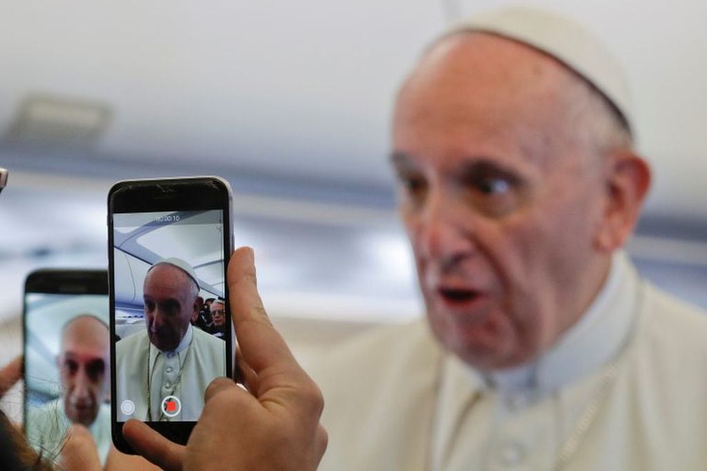 El papa Francisco reprendió hoy a los niños que están usando el teléfono móvil y chateando mientras comen con sus padres (Foto: AP Photo/Gregorio Borgia)