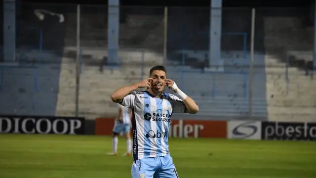 Marco Borgnino festeja el segundo gol de Atlético ante Brown de Puerto Madryn