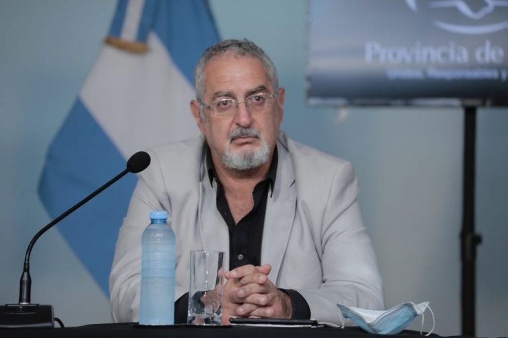 El ministro de Salud, Gustavo Bouhid, explicó el procedimiento a seguir con el chofer del camión.