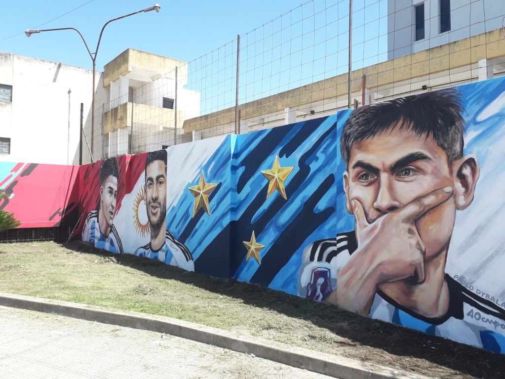 El mural de los cordobeses campeones del mundo se ubica justo en frente de la Plaza de las Américas.