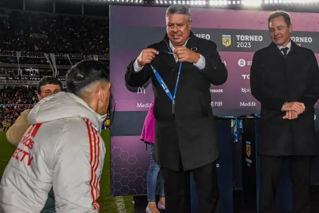 Chiqui Tapia entrega las medallas al campeón de la Liga Profesional