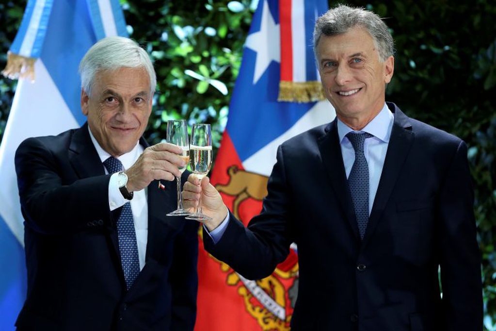 Presidente de Chile, Sebastián Piñera (izq.), brinda con su par argentino, Mauricio Macri.