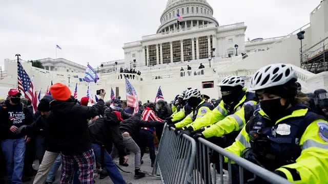 Los partidarios de Trump intentan romper una barrera policial en el Capitolio de Washington.