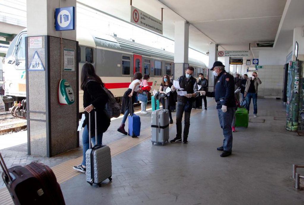 Usuarios del tren en Villa San Giovanni, Reggio Calabria (Foto: Marco Costantino/EFE/EPA)