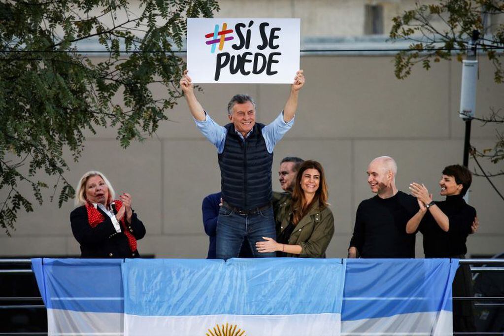 Macri sosteniendo el cartel con la frase de la campaña "Sí se puede". Foto: REUTERS/Agustin Marcarian.