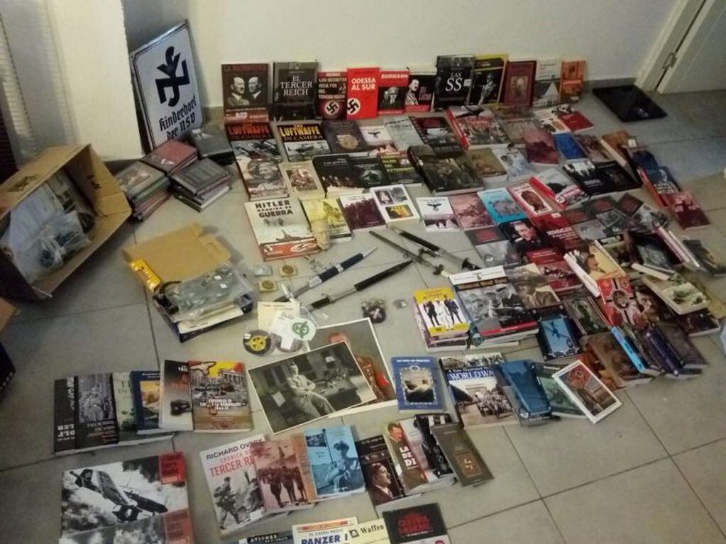 Los objetos con imágenes vinculadas al nazismo fueron secuestrados por la Justicia Federal de Córdoba en tres domicilios de la provincia.