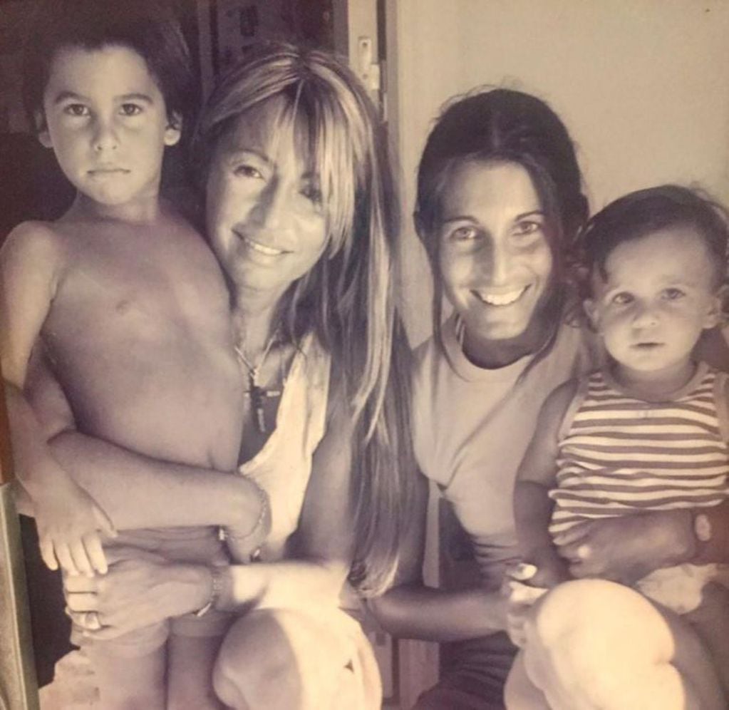Romina Yan y Cris Morena con los dos hijos mayores de la actriz y Darío Giordano, Franco y Valentín