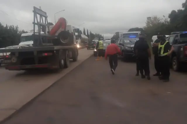 Damnificados del Barrio Jardín, en Pérez, cortaron la ruta en reclamo por inundaciones