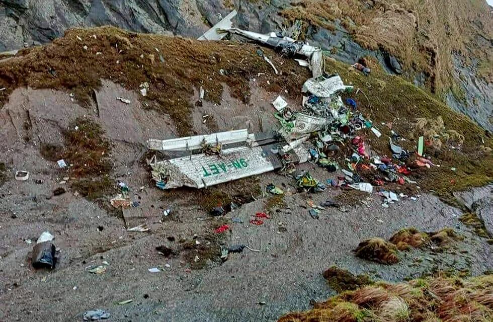 Restos del avión que se estrelló en Nepal. (AP)