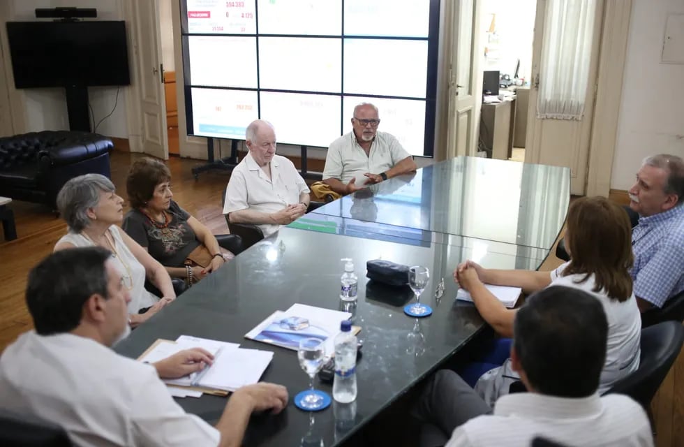 Medina Ruiz en reunión con representantes de la Academia de Salud.