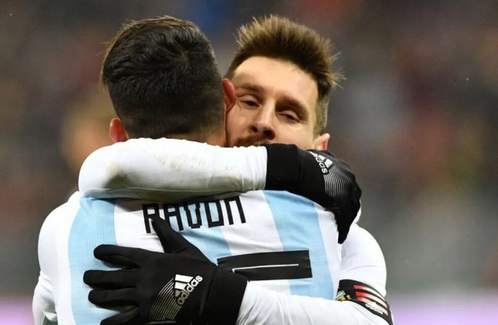 Cristian Pavón abrazado por Lionel Messi.