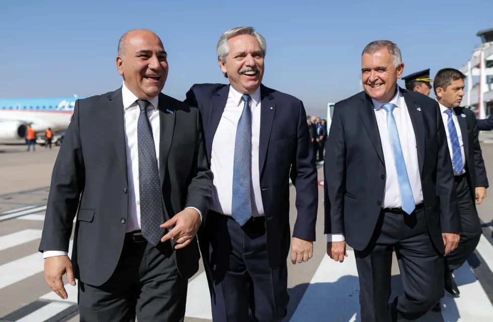 Alberto Fernández junto al Jefe de Gabinete, Juan Manzur, y el gobernador de Tucumán, Osvaldo Jaldo.